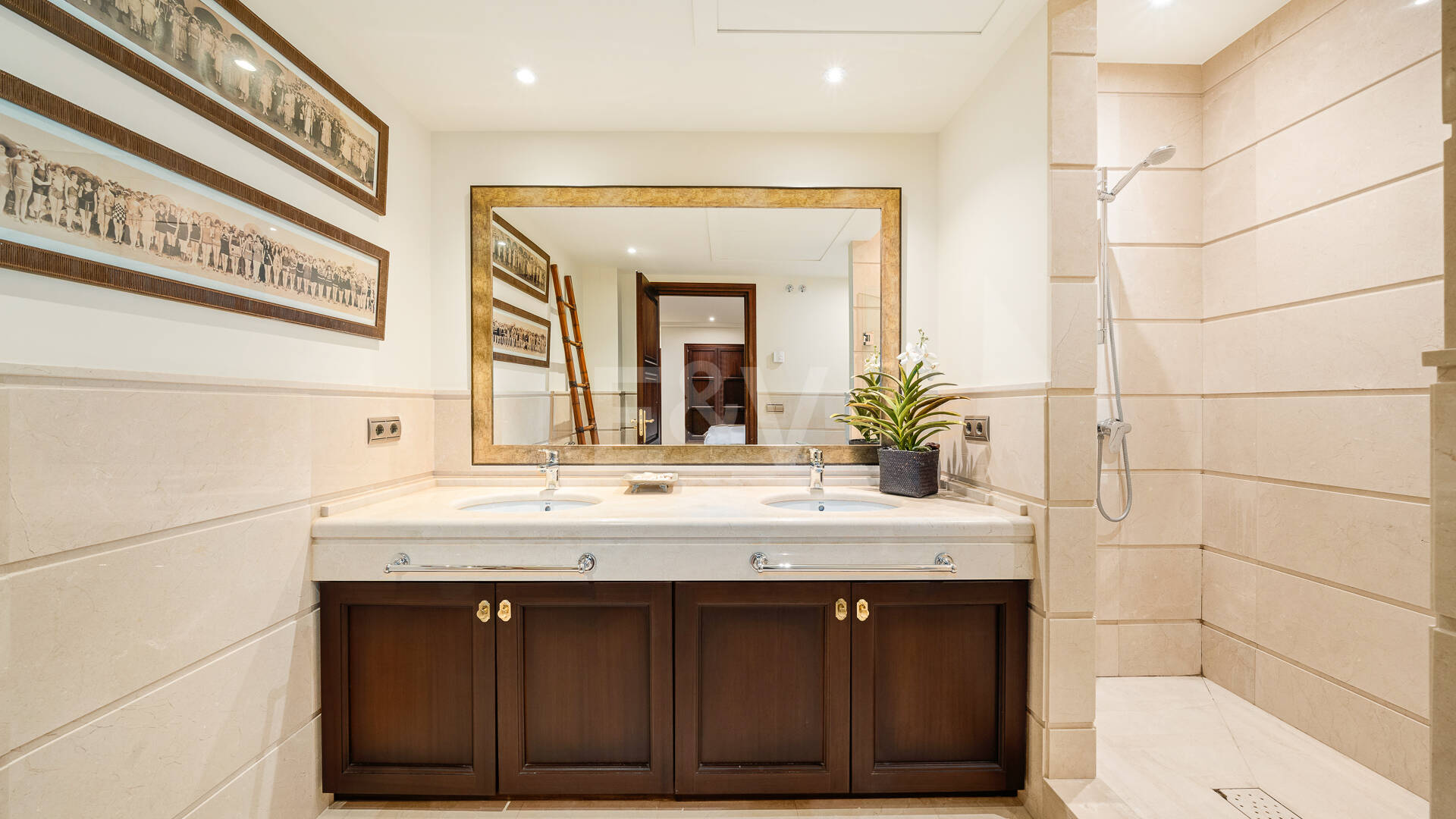 Elegante Familienvilla in Sierra Blanca mit Meerblick und panoramischem Solarium