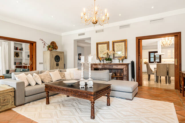 Elegante Familienvilla mit Meerblick und Panoramischem Solarium nahe Sierra Blanca