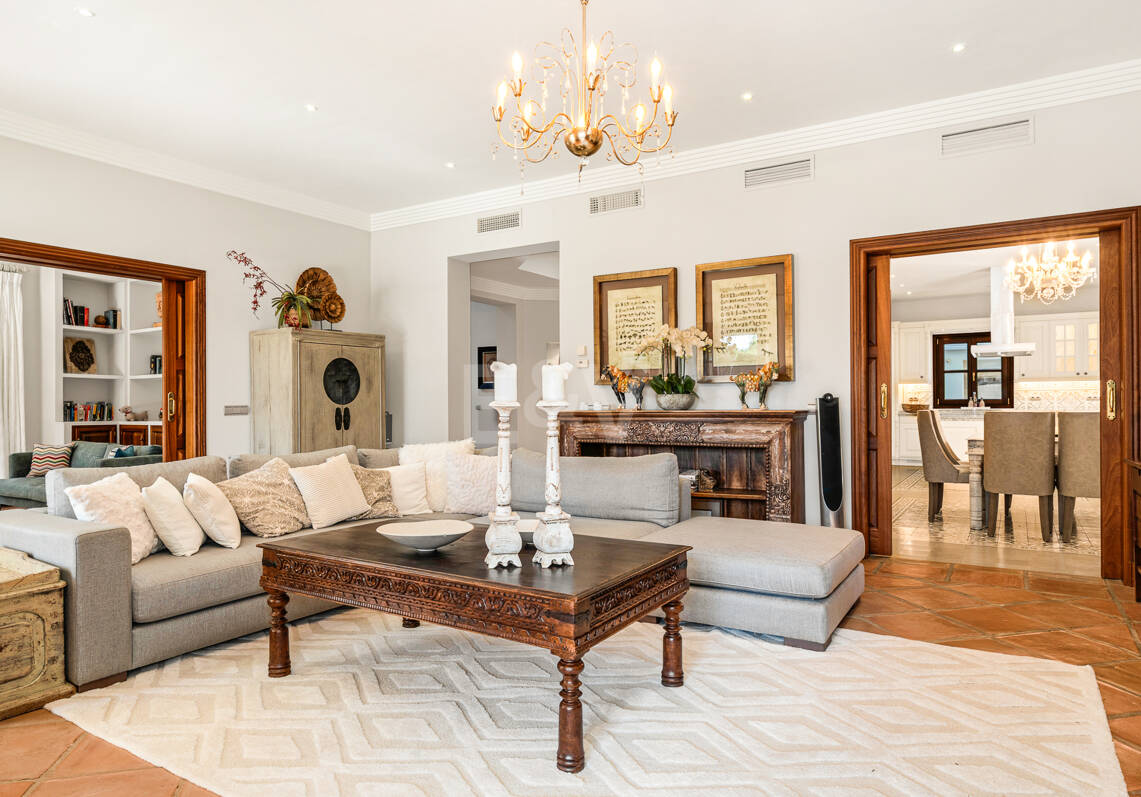 Elegante villa familiar con vistas al mar y solárium panorámico en Sierra Blanca