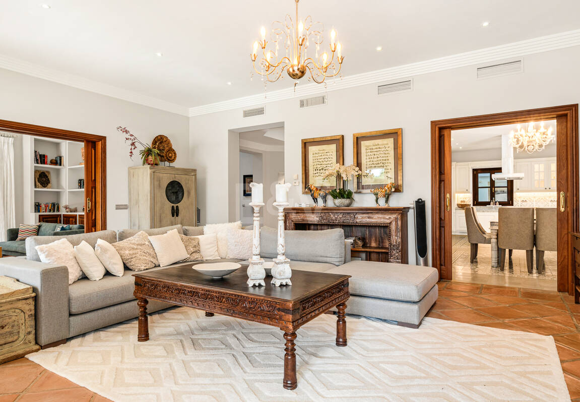 Elegante Familienvilla mit Meerblick und Panoramischem Solarium nahe Sierra Blanca