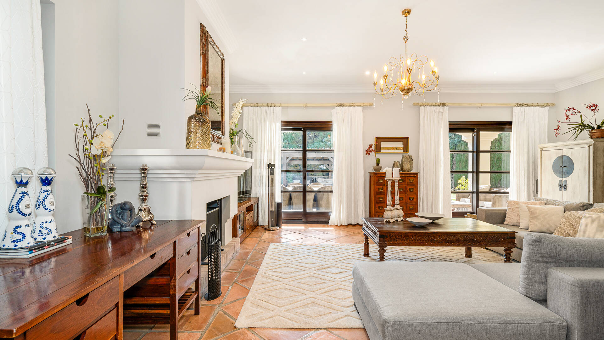 Elegante Familienvilla mit Meerblick und Panoramischem Solarium nahe Sierra Blanca