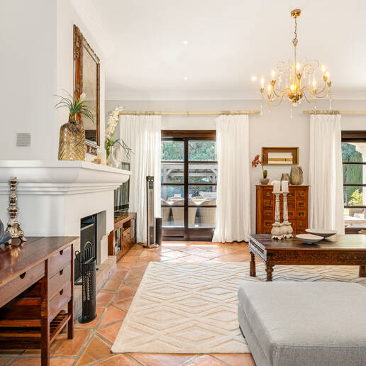 Elegante Familienvilla mit Meerblick und Panoramischem Solarium nahe Sierra Blanca