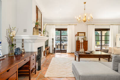 Elegante Familienvilla mit Meerblick und Panoramischem Solarium nahe Sierra Blanca