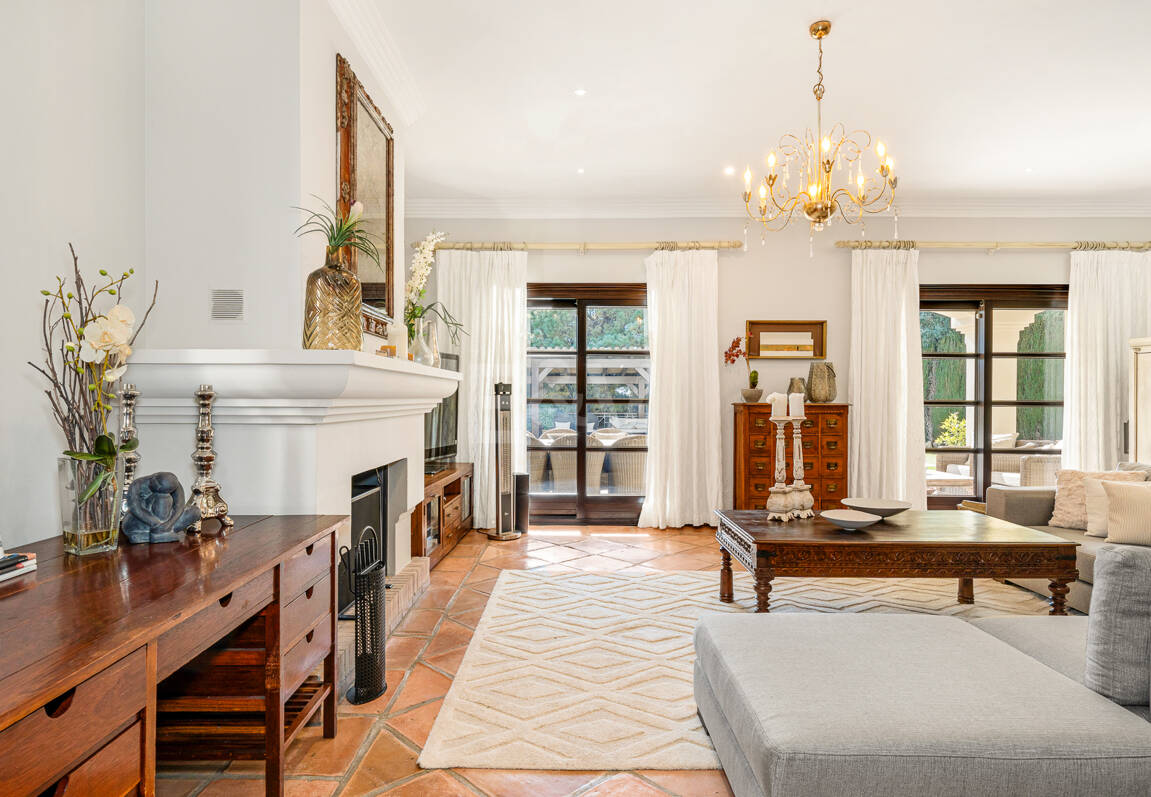 Elegante Familienvilla mit Meerblick und Panoramischem Solarium nahe Sierra Blanca