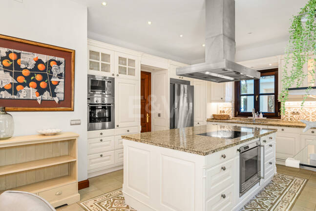 Elegante Familienvilla mit Meerblick und Panoramischem Solarium nahe Sierra Blanca