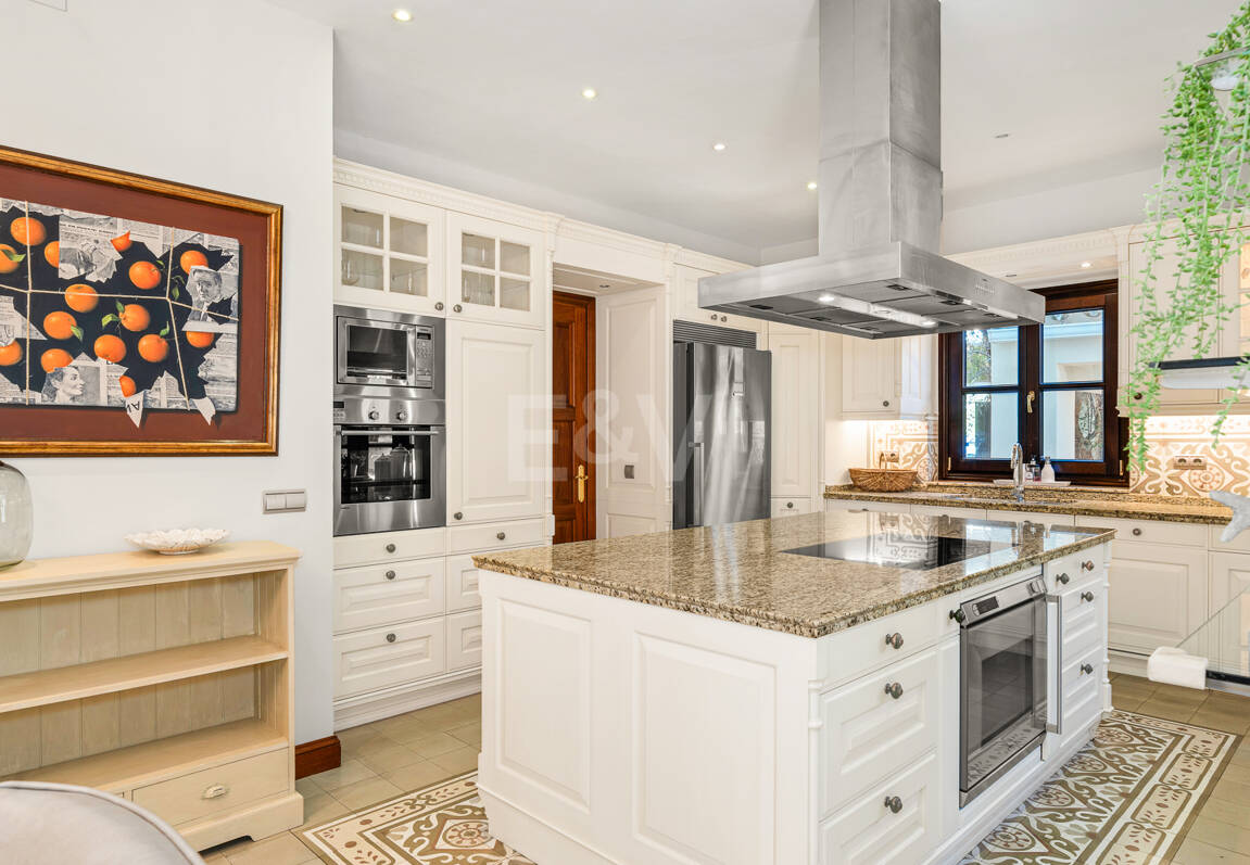 Elegante Familienvilla mit Meerblick und Panoramischem Solarium nahe Sierra Blanca