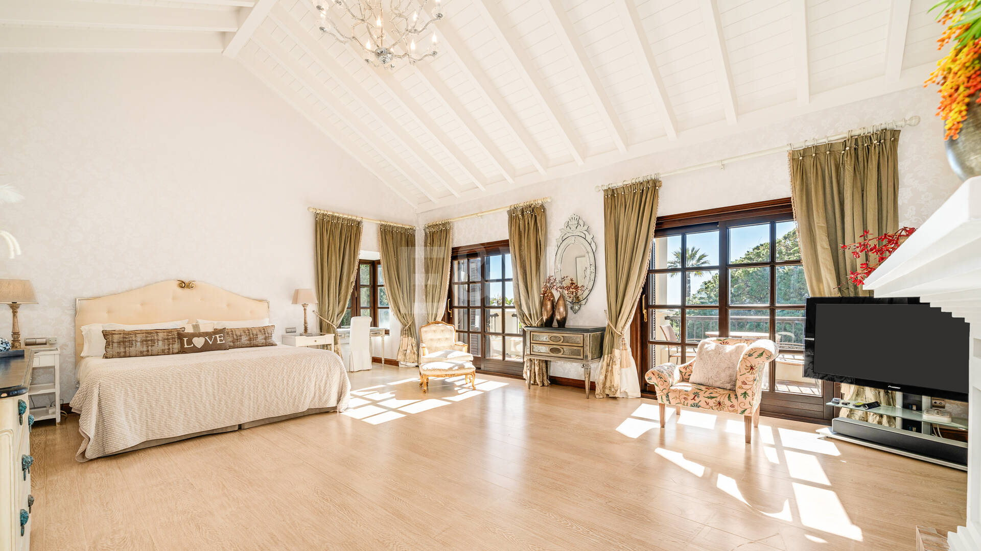 Elegante Familienvilla mit Meerblick und Panoramischem Solarium nahe Sierra Blanca