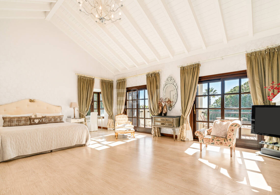 Elegante villa familiar con vistas al mar y solárium panorámico en Sierra Blanca