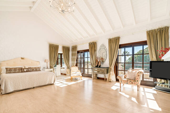 Elegante Familienvilla mit Meerblick und Panoramischem Solarium nahe Sierra Blanca