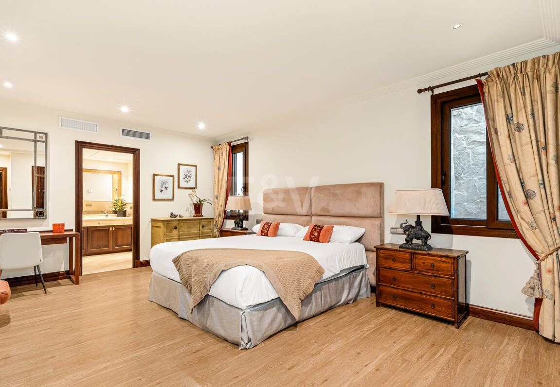 Elegante Familienvilla mit Meerblick und Panoramischem Solarium nahe Sierra Blanca