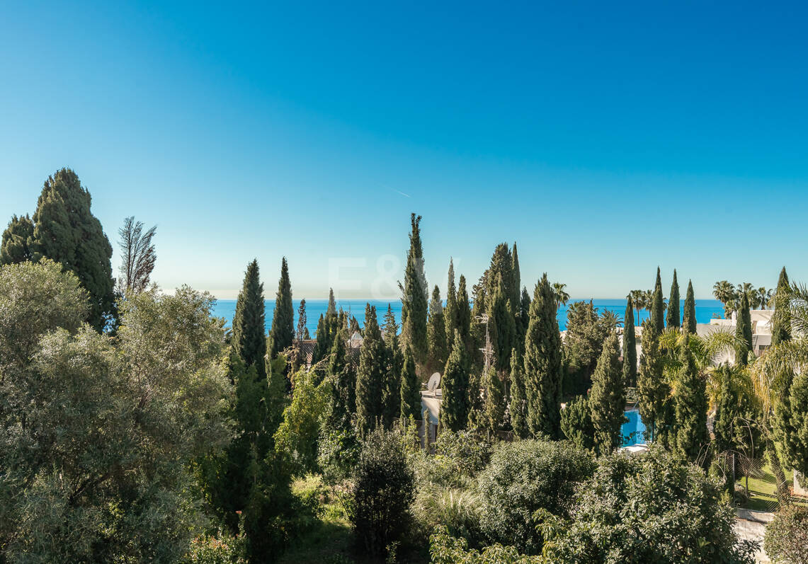 Elegante villa familiar con vistas al mar y solárium panorámico en Sierra Blanca
