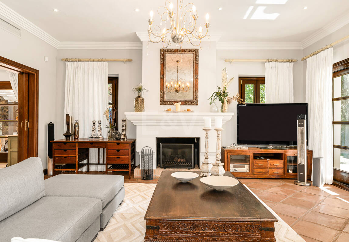 Elegante Familienvilla mit Meerblick und Panoramischem Solarium nahe Sierra Blanca