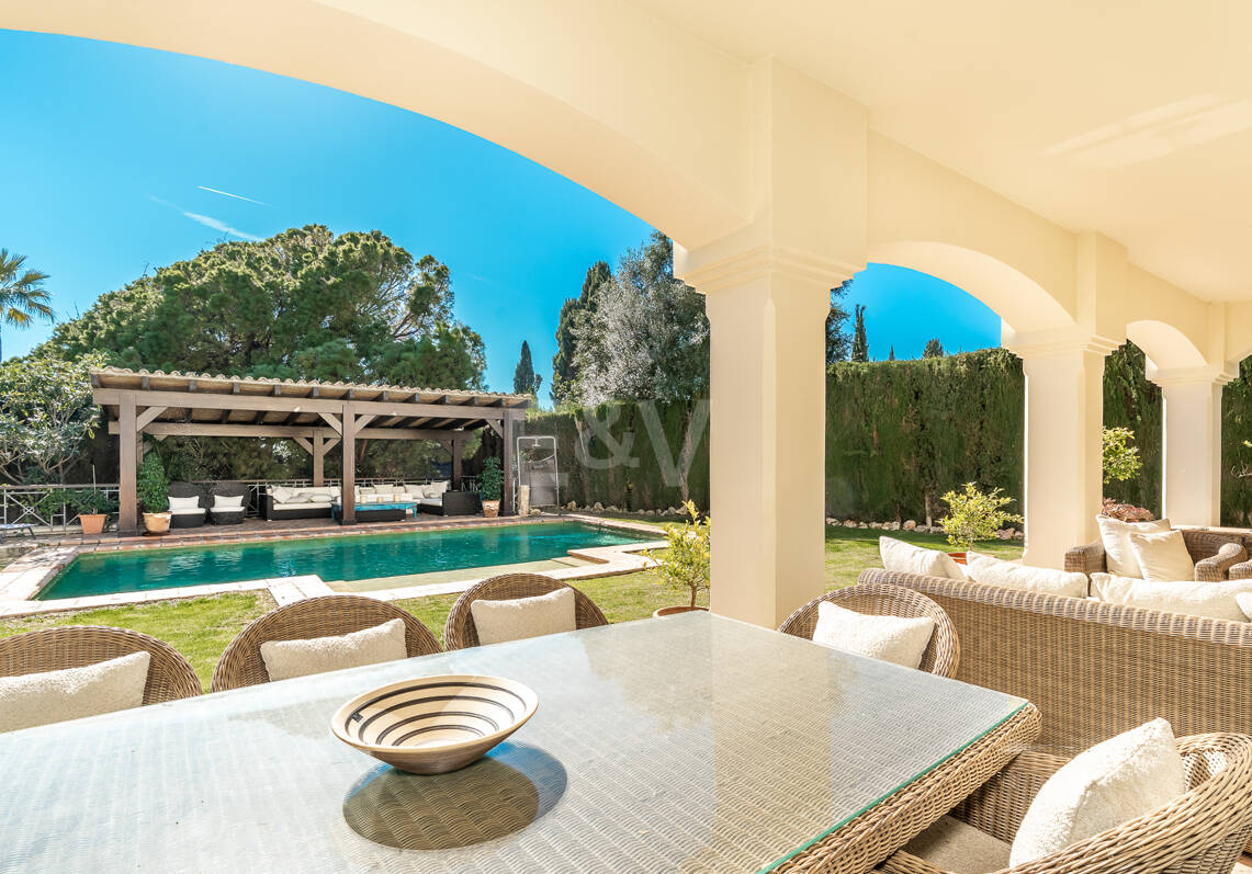 Elegante villa familiar con vistas al mar y solárium panorámico en Sierra Blanca