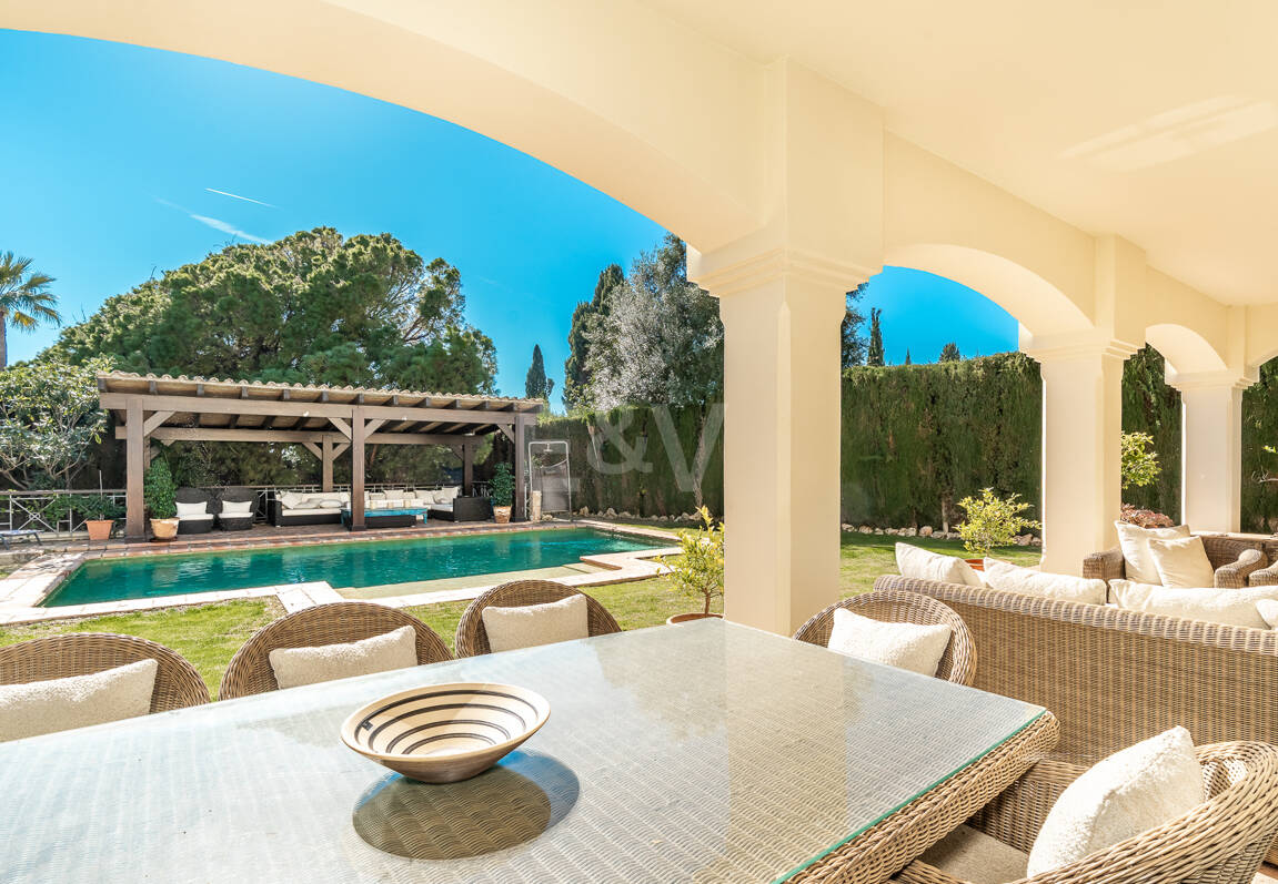 Elegante Familienvilla mit Meerblick und Panoramischem Solarium nahe Sierra Blanca