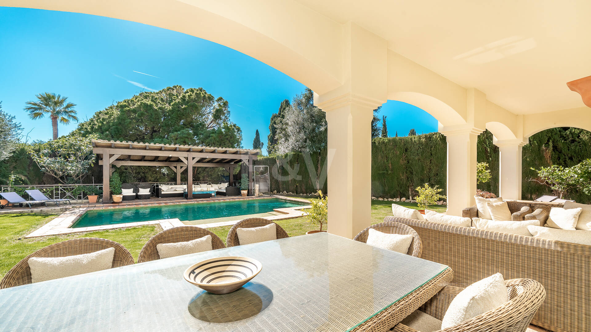 Elegante Familienvilla in Sierra Blanca mit Meerblick und panoramischem Solarium