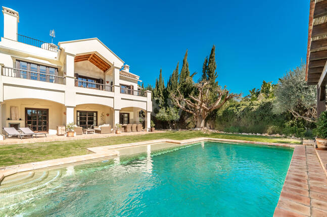 Elegante Familienvilla mit Meerblick und Panoramischem Solarium nahe Sierra Blanca