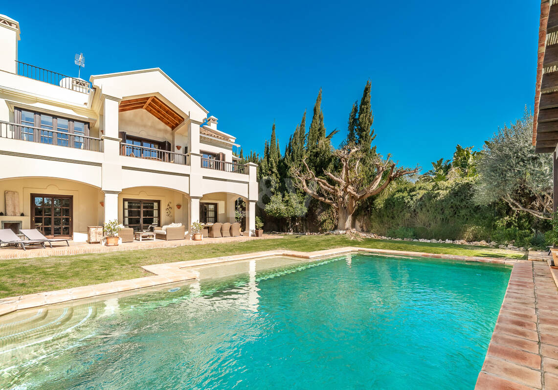 Elegante villa familiar con vistas al mar y solárium panorámico en Sierra Blanca