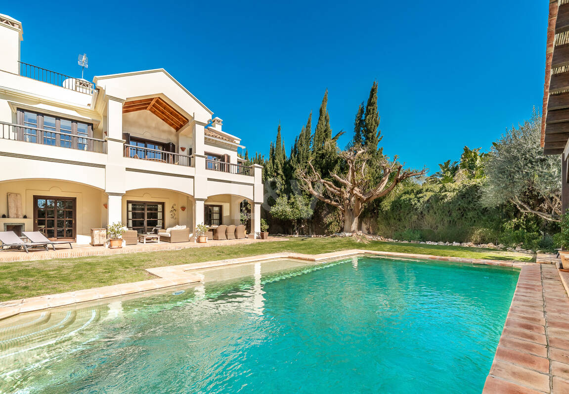 Elegante Familienvilla mit Meerblick und Panoramischem Solarium nahe Sierra Blanca