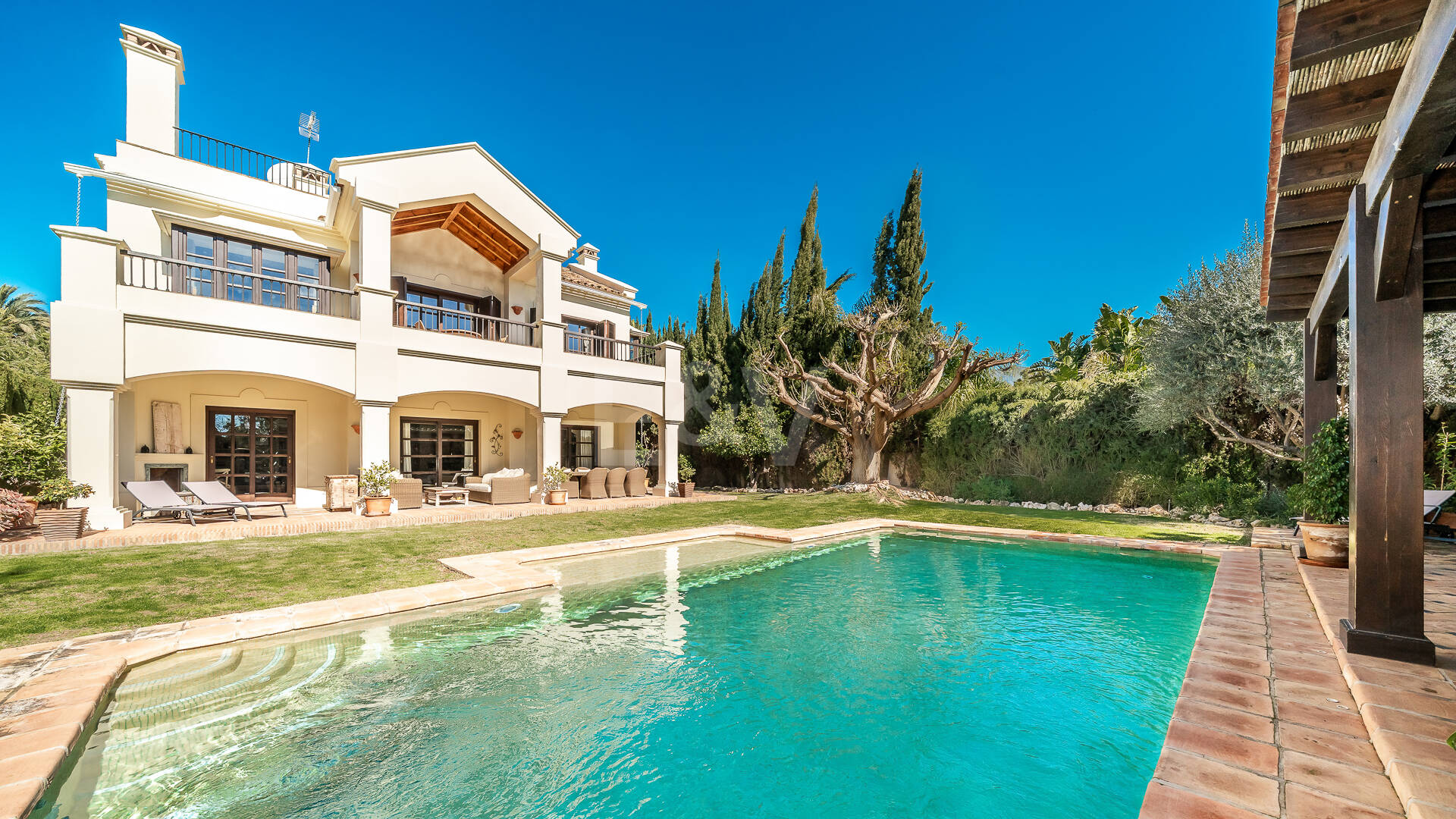 Elegante Familienvilla mit Meerblick und Panoramischem Solarium nahe Sierra Blanca