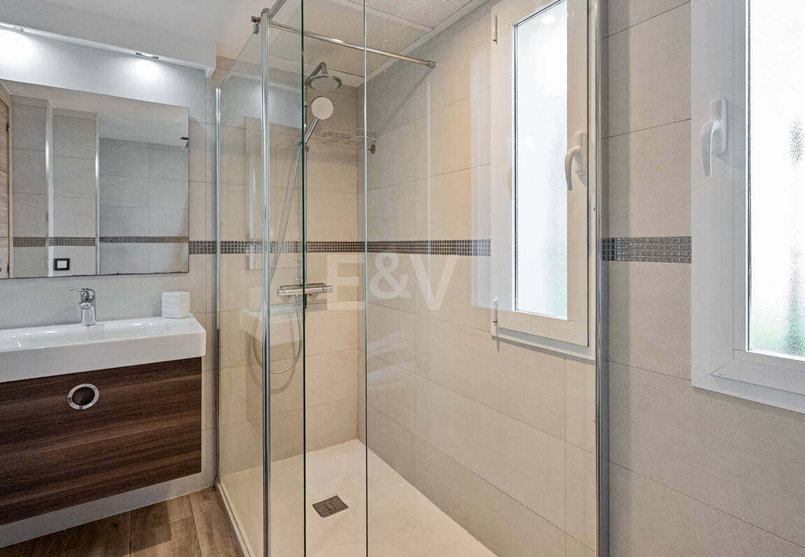 Apartamento con jardín en ubicación privilegiada en Nueva Andalucía con gran potencial de alquiler