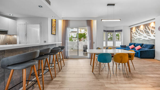 Gartenwohnung in bester Lage von Nueva Andalucía mit hohem Vermietungspotenzial