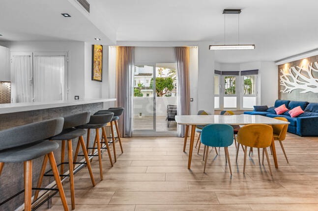 Apartamento con jardín en ubicación privilegiada en Nueva Andalucía con gran potencial de alquiler