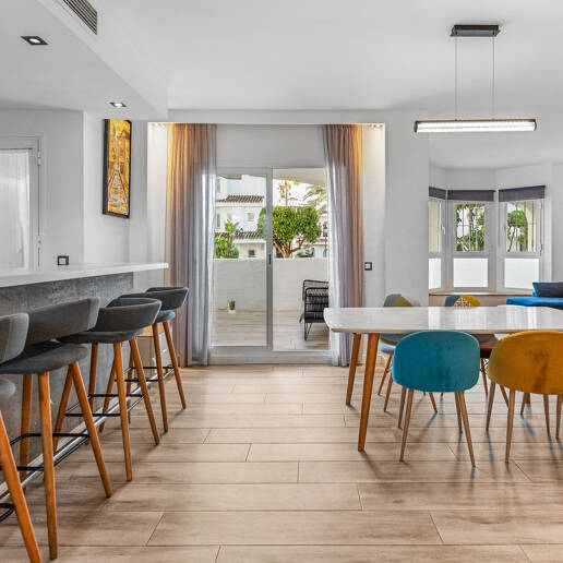 Apartamento con jardín en ubicación privilegiada en Nueva Andalucía con gran potencial de alquiler