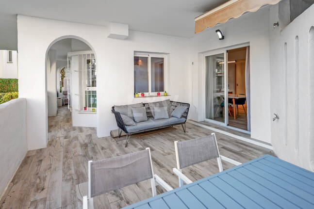 Apartamento con jardín en ubicación privilegiada en Nueva Andalucía con gran potencial de alquiler