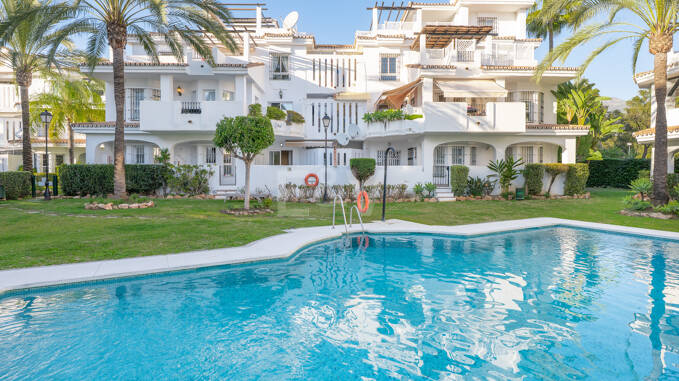 Gartenwohnung in bester Lage von Nueva Andalucía mit hohem Vermietungspotenzial