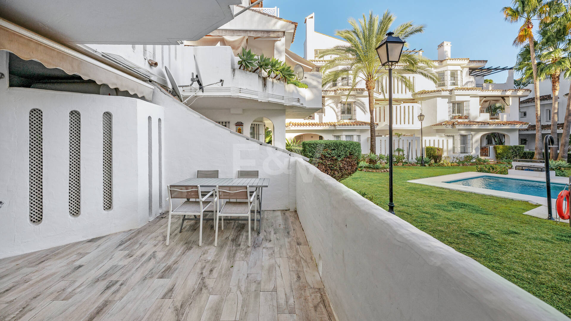 Apartamento con jardín en ubicación privilegiada en Nueva Andalucía con gran potencial de alquiler