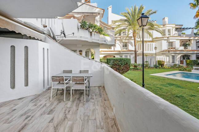 Apartamento con jardín en ubicación privilegiada en Nueva Andalucía con gran potencial de alquiler