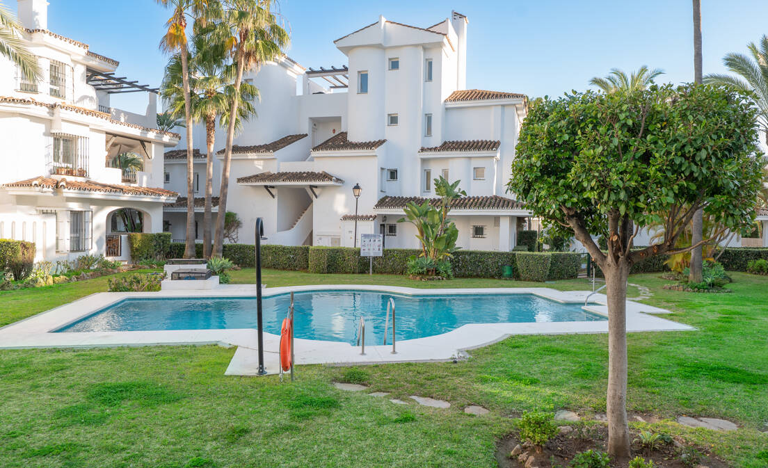 Apartamento con jardín en ubicación privilegiada en Nueva Andalucía con gran potencial de alquiler