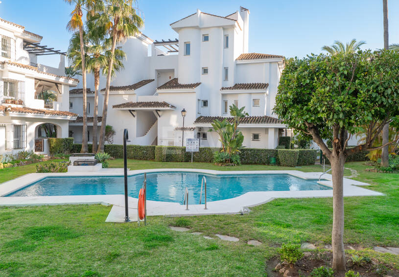 Apartamento con jardín en ubicación privilegiada en Nueva Andalucía con gran potencial de alquiler