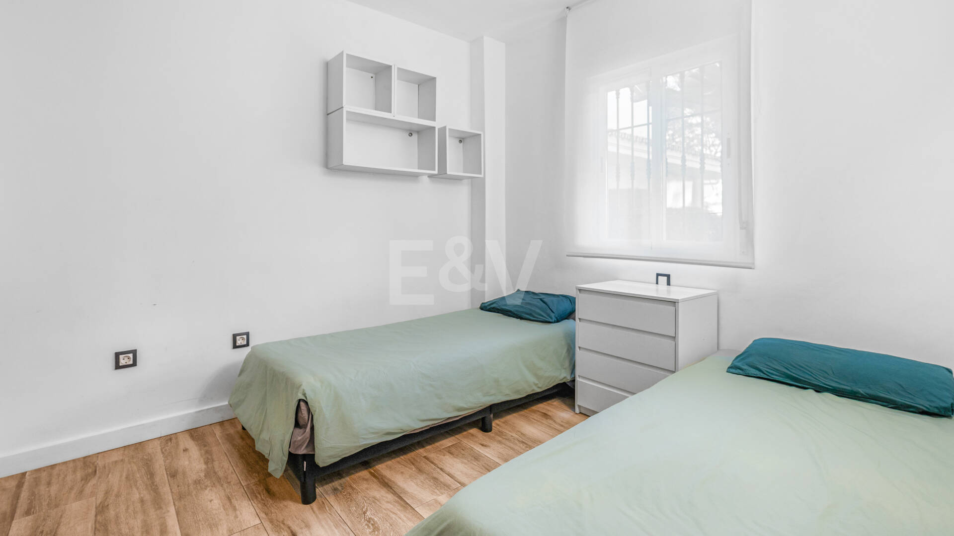 Apartamento con jardín en ubicación privilegiada en Nueva Andalucía con gran potencial de alquiler