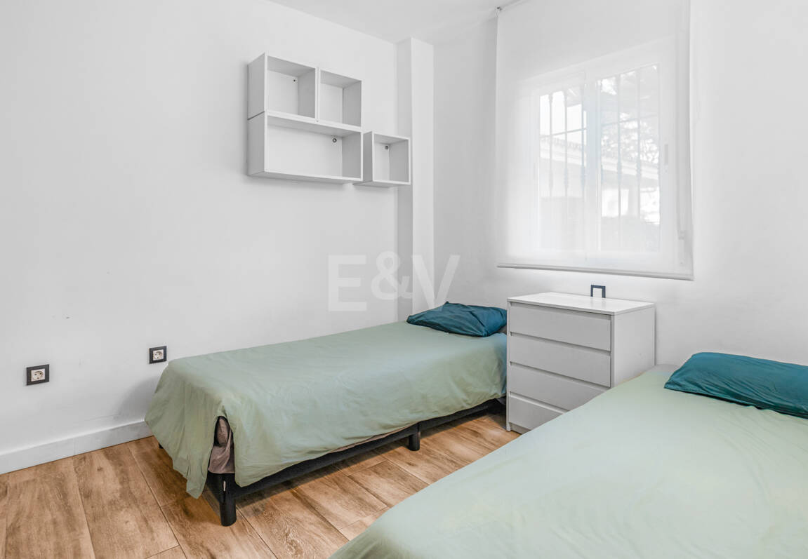 Apartamento con jardín en ubicación privilegiada en Nueva Andalucía con gran potencial de alquiler