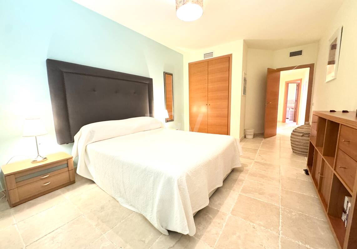 Apartamento en planta baja en prestigiosa urbanización cerrada con jardín privado y terraza