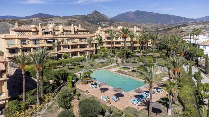 Apartamento en planta baja en prestigiosa urbanización cerrada con jardín privado y terraza