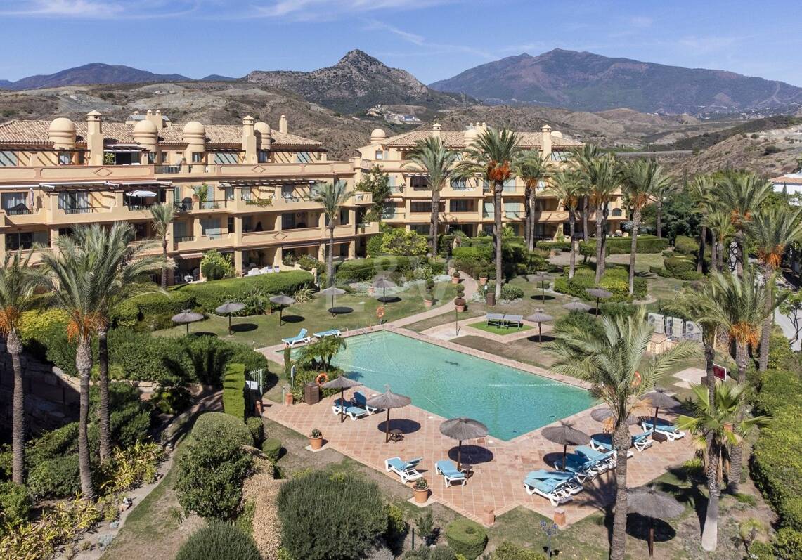Apartamento en planta baja en prestigiosa urbanización cerrada con jardín privado y terraza