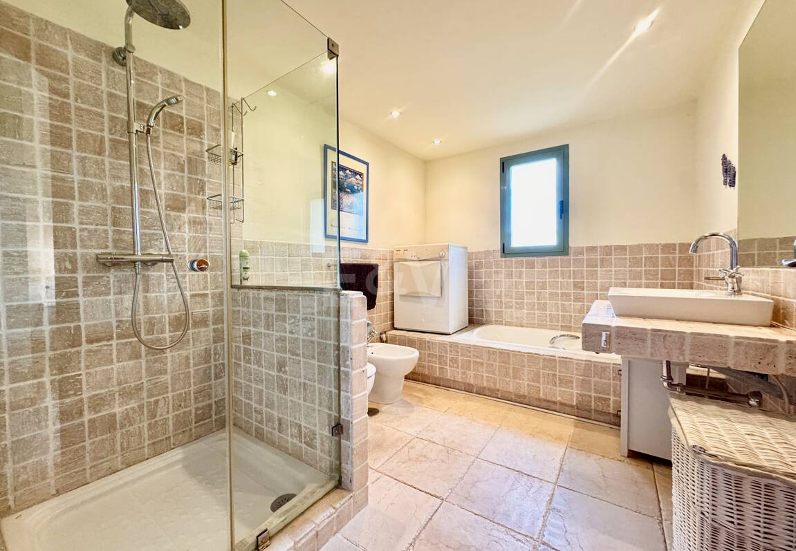 Appartement au rez-de-chaussée dans une communauté de prestige avec jardin privé et terrasse