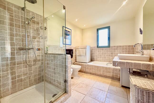 Appartement au rez-de-chaussée dans une communauté de prestige avec jardin privé et terrasse