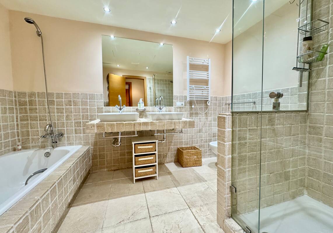 Apartamento en planta baja en prestigiosa urbanización cerrada con jardín privado y terraza