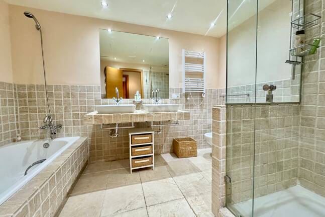 Appartement au rez-de-chaussée dans une communauté de prestige avec jardin privé et terrasse