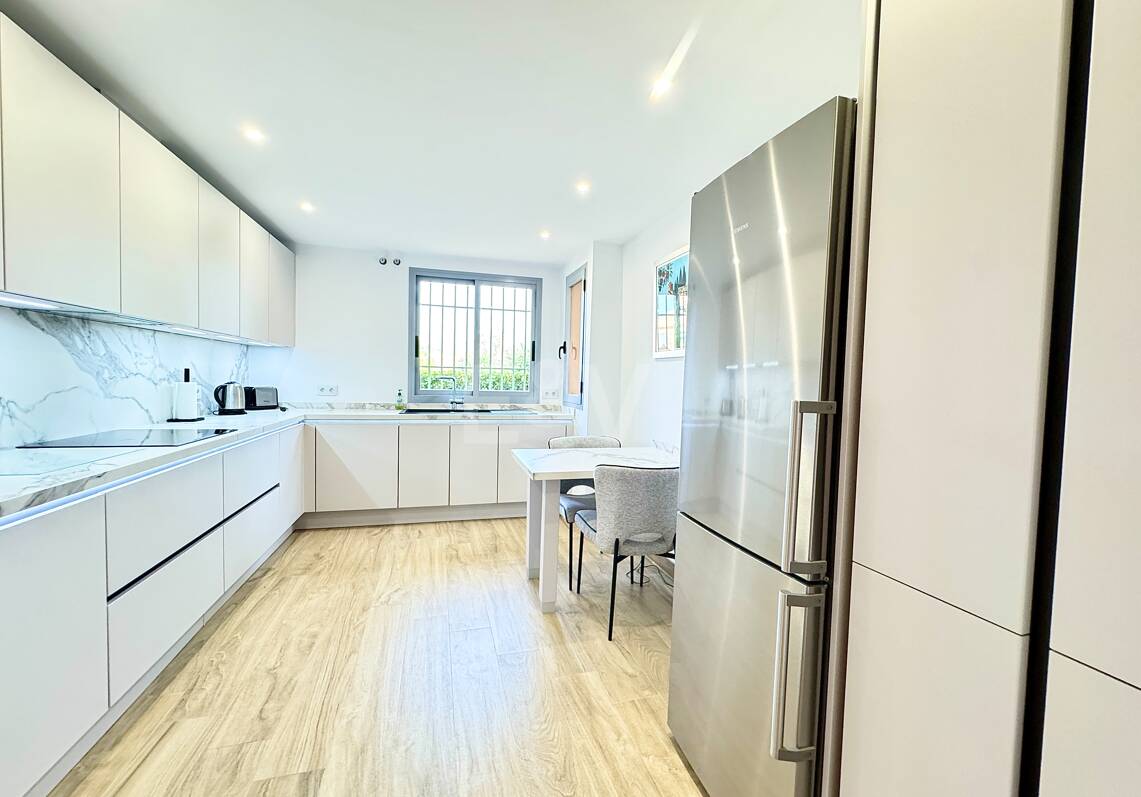 Apartamento en planta baja en prestigiosa urbanización cerrada con jardín privado y terraza