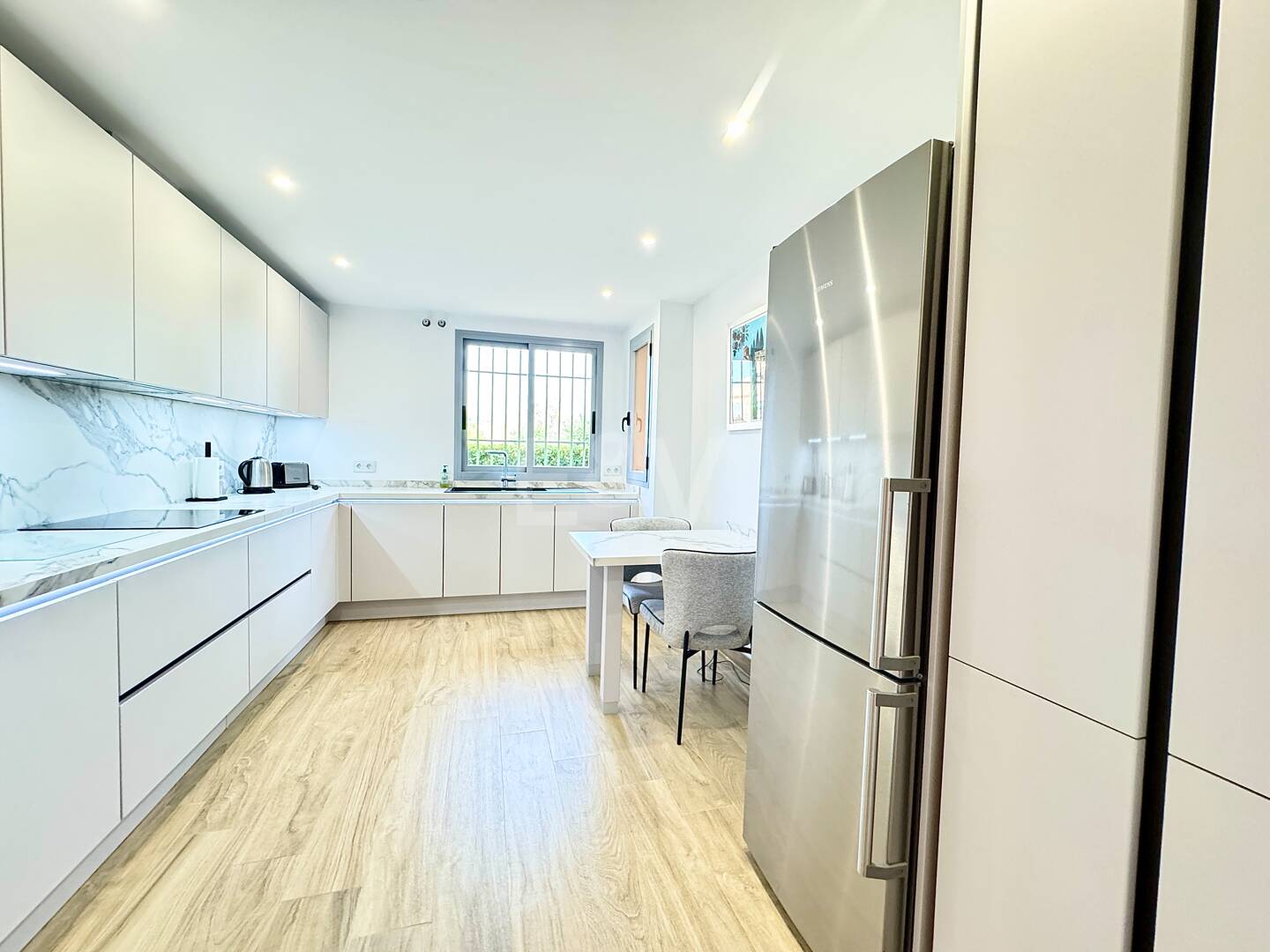 Apartamento en planta baja en prestigiosa urbanización cerrada con jardín privado y terraza