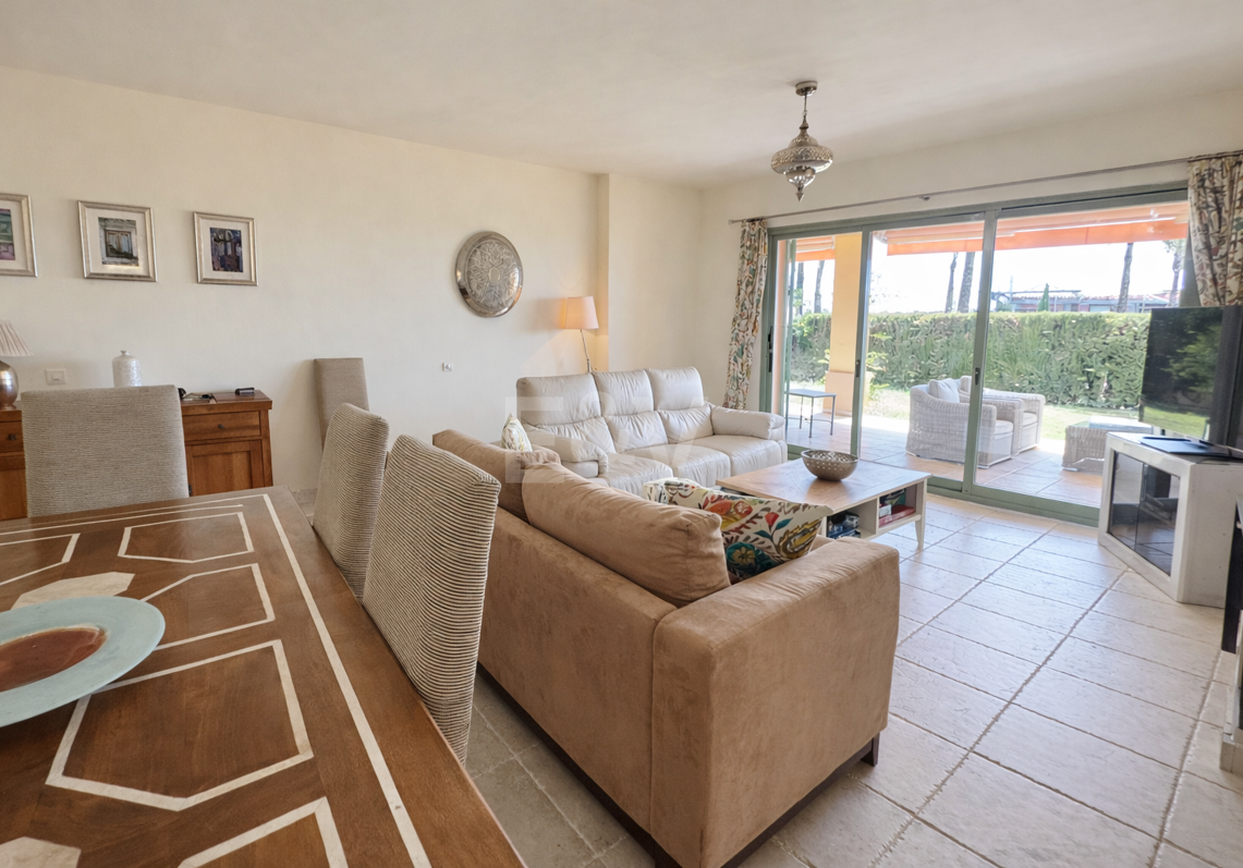 Apartamento en planta baja en prestigiosa urbanización cerrada con jardín privado y terraza