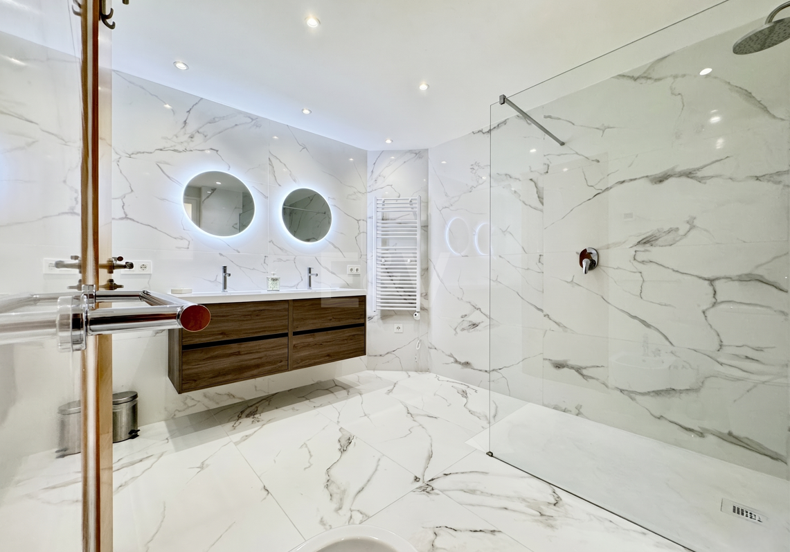 Apartamento en planta baja en prestigiosa urbanización cerrada con jardín privado y terraza