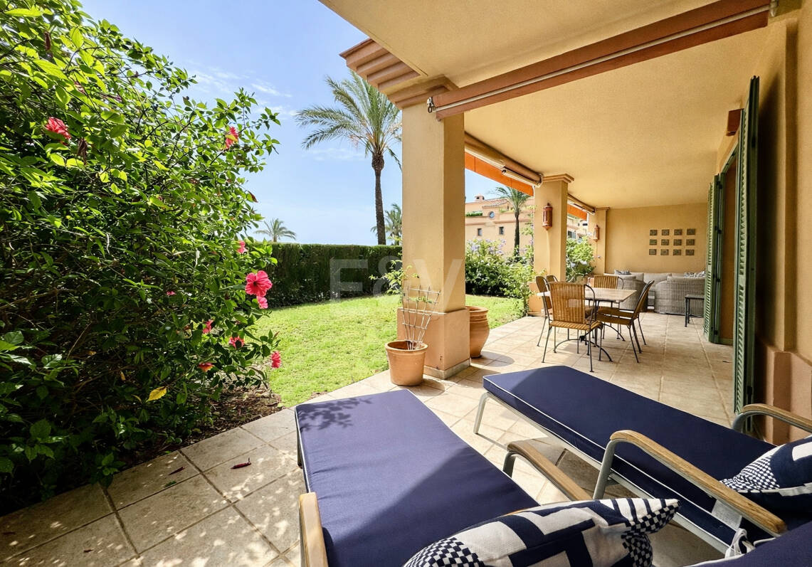 Apartamento en planta baja en prestigiosa urbanización cerrada con jardín privado y terraza