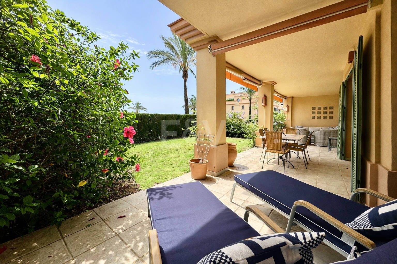 Apartamento en planta baja en prestigiosa urbanización cerrada con jardín privado y terraza