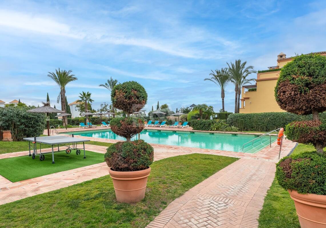 Apartamento en planta baja en prestigiosa urbanización cerrada con jardín privado y terraza