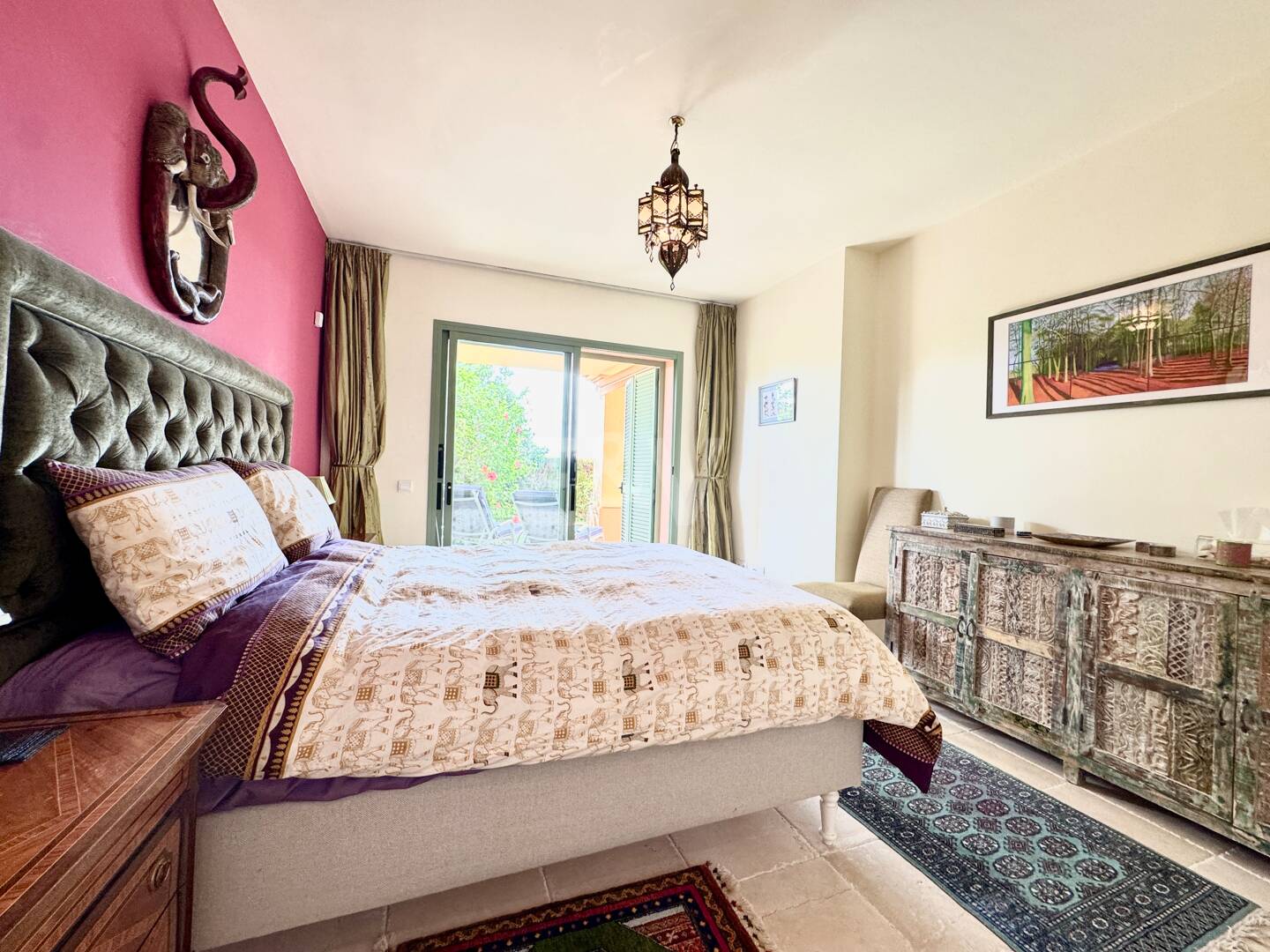 Apartamento en planta baja en prestigiosa urbanización cerrada con jardín privado y terraza